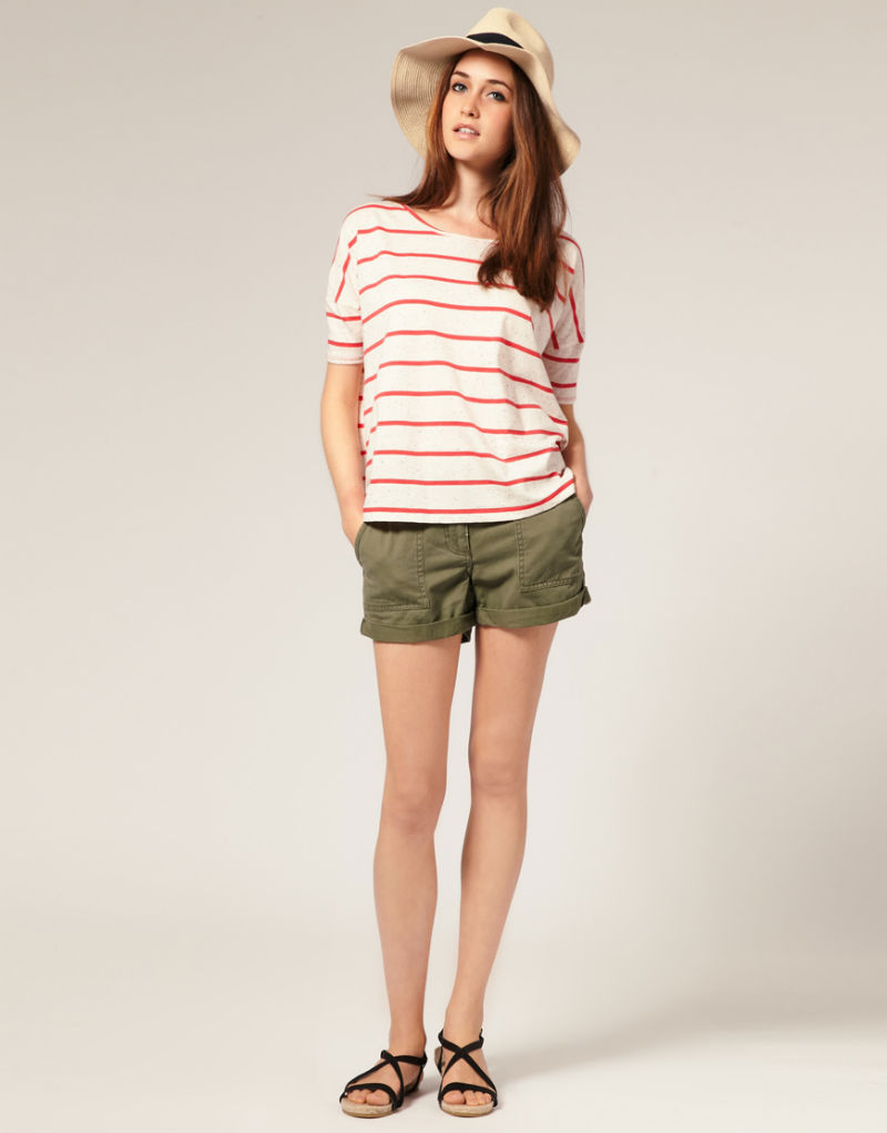 Девушка в коротких шортах цвета хаки, River Island