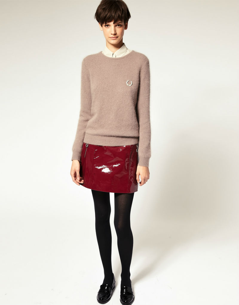 Девушка в трапециевидной юбке из лакированой кожи красного цвета, Fred Perry Laurel