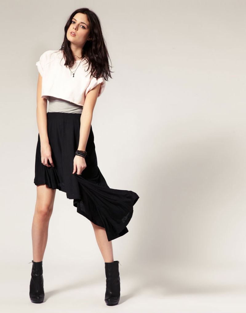 Девушка в длинной юбке с ассиметричным кроем, Cheap Monday
