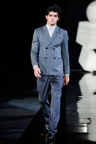 Двубортный пиджак в полоску, синие брюки, все Emporio Armani