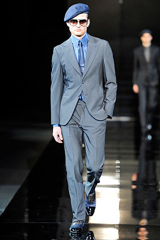 Синий однобортный костюм на двух пуговицах с голубой сорочкой, Giorgio Armani