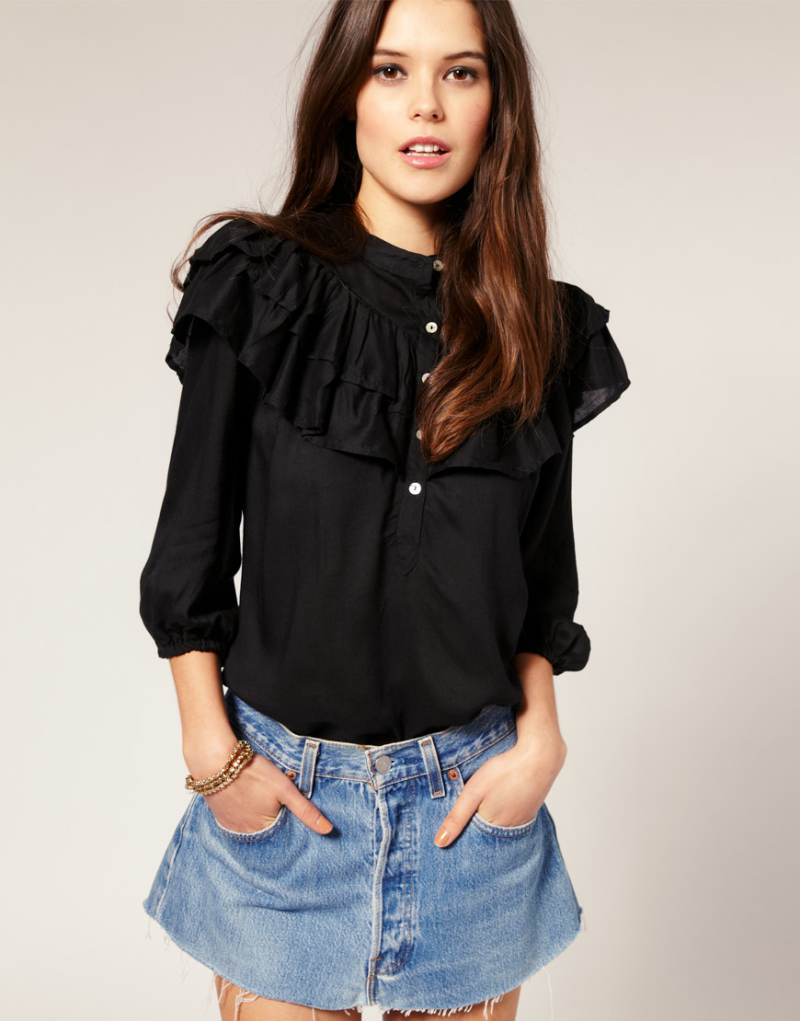 Девушка в черной блузке с рюшами, Vero Moda