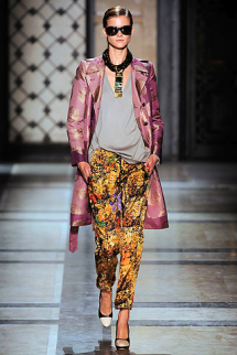 Яркий женский плащ Dries Van Noten