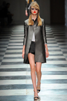 Женский плащ с коротким рукавом Prada