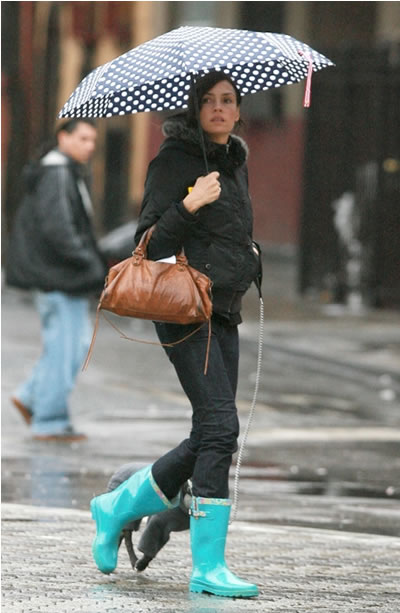 Девушка с зонтом и модных резиновых сапогах