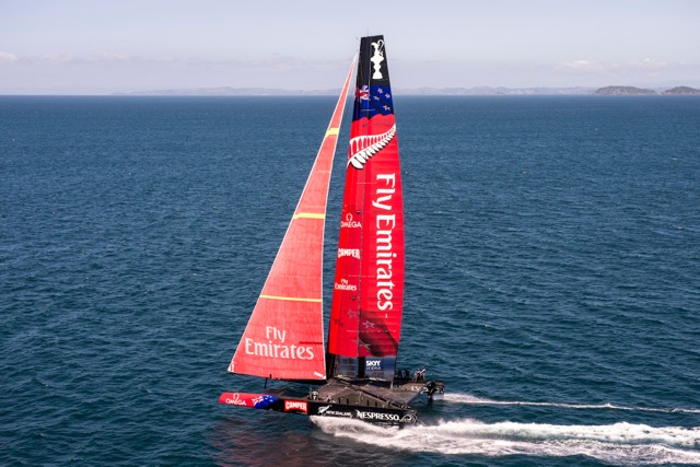 Парусник команды Emirates Team New Zealand