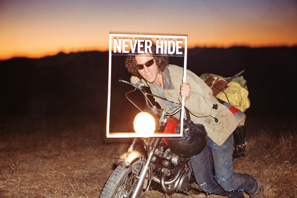 Мотоциклист в солнечных очках Ray Ban