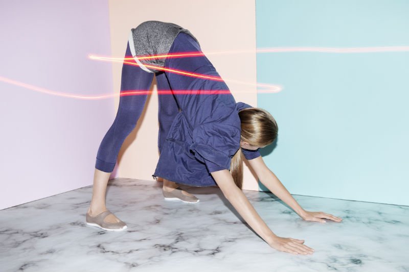 Девушка в спортивном костюме для занятий йогой adidas by Stella McCartney