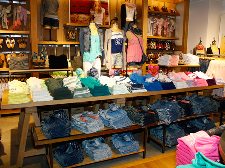 Молодежная одежда в магазине American Eagle Outfitters