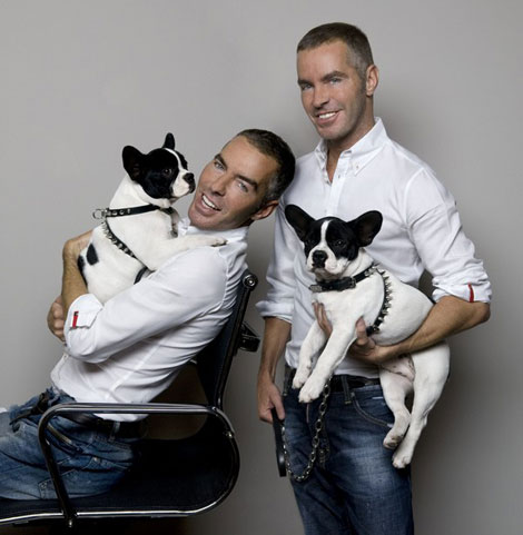 Дин и Ден Кэйтены со своими питомцами в модных аксессуарах Dsquared2