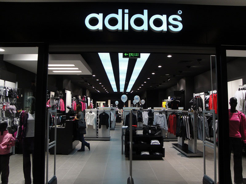 Магазин adidas в торговом центре Город