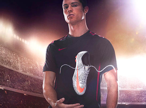 Футболист Криштиану Роналду демонстрирует бутсы Nike