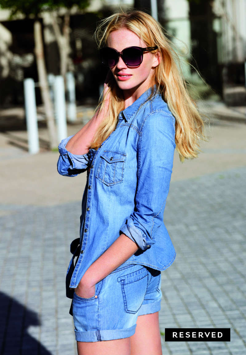 Анна Вялицына в коротких джинсовых шортах и рубашке из денима, Reserved