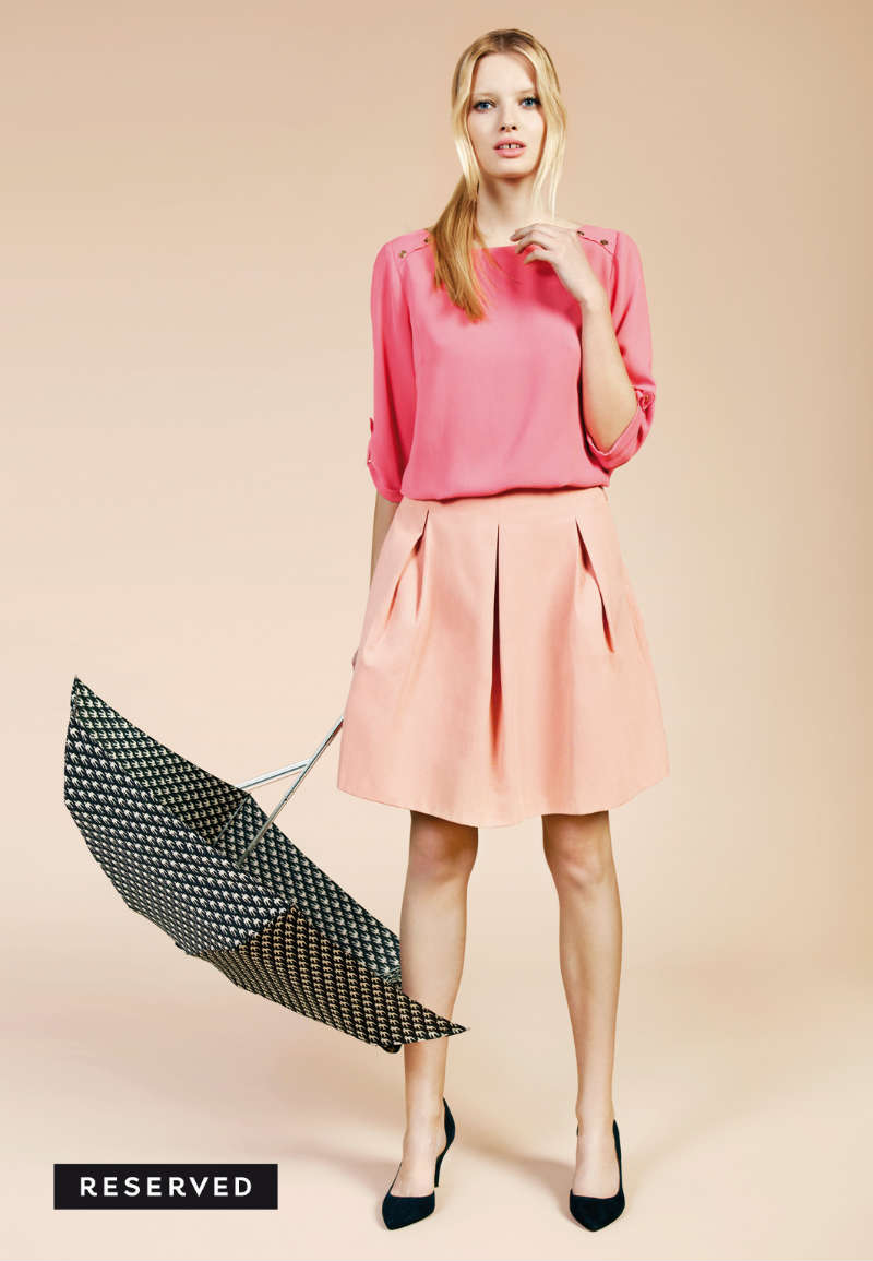 Аня Вялицына в юбке-трапеции и розовой кофте с зонтом в горошек, Reserved