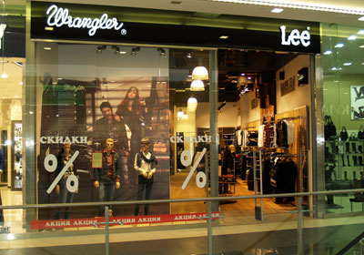 Витрина магазина Wrangler & Lee в торговом центре Гагаринский в Москве